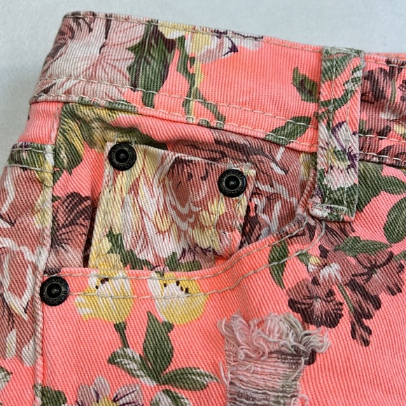 Bongo Coral Floral Print Distressed Jean Shorts Size 9. NWOT. Fringe hem. CUTE. - Picture 2 of 7
